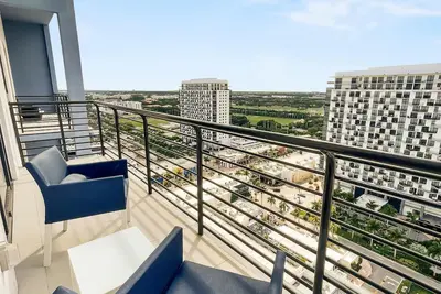 Image de Modern Doral Stay: Spacious Luxury