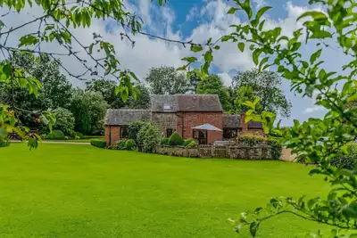 Image de The Owl House - Hot Tub Adventures in Moreton  - Pass the Keys