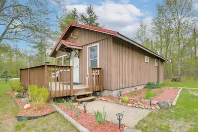 Image de Cozy Onaway Vacation Rental w/ Deck & Fire Pit!