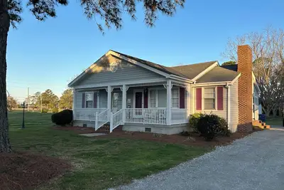 Image de Nana’s Charming 4-bedroom cottage in serene Belhaven close to all amenities.