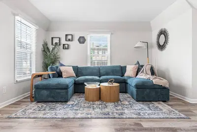 Image de Set ☽ a New prime 3/2 unit, walk to Forsyth Park!