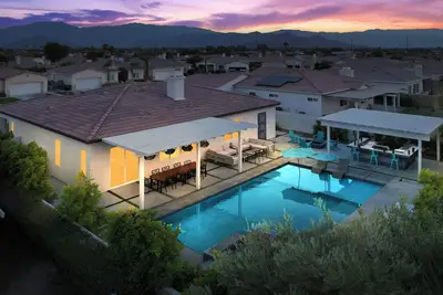 Image de Backyard Entertainment Paradise 4-Bedroom Pool Home Palm Springs Area with Games
