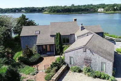 Image de Stunning Waterfront Contemporary