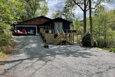 Image de Spacious 4-bedroom river front cabin with WiFi, Game Room & Hot Tub for 15