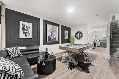 Image de Cozy & Stylish/Pool Table & Fun\n\n