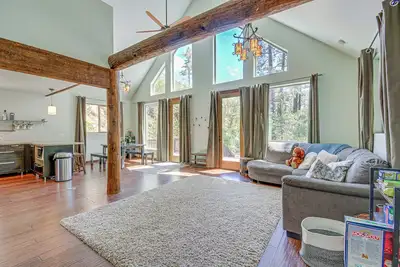 Image de 6 Mi to Mt Union: Peaceful Cabin w/ Deck