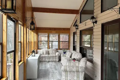 Image de Welcome to Sea Glass Cottage! A short 2 minute walk to the beach!