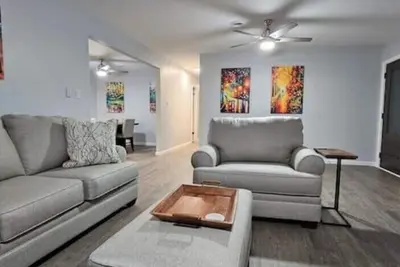 Image de Open Floor Plan -Colorful Bright - Great for Extended Stays - 4 Br/2ba