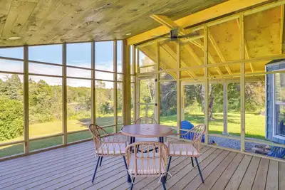 Image de Bayfront Steuben Home w/ Screened Porch & Fire Pit