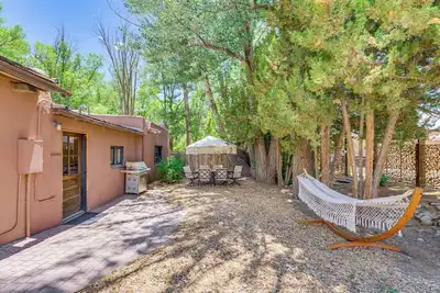 Image de Mid-Century Modern Taos Home w/ Hot Tub & Fire Pit