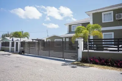 Image de Island Haven Hideaway 5br Home & Pool Cottage Near Beach