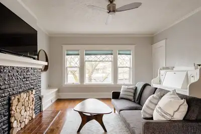 Image de Large Se Apartment • Walk to Eats • 1br • Sleeps 4