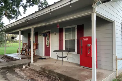 Image de Cozy cottage with 1 bedroom, full kitchen, and WiFi, Ac on 60 acres in De Leon.