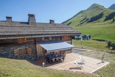 Image de Chalet La Trafolée : l'été au milieu des alpages, l'hiver au bord des pistes.