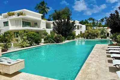 Image de Louisa ApartHotel E5 Penthouse - Huge pool, Quiet, 90m to Beach, StarLink Inet\n\n