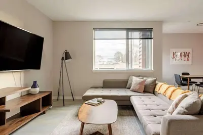 Image de Mid-Century Apartment on Hawthorne - Thrift & Eat