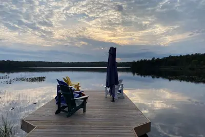 Image de Bright, beautifully renovated lake-front cottage just north of Huntsville.