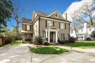 Image de Spacious Executive Home-5 min to Uptown-Children’s Amenities-Huge Outdoor Space!