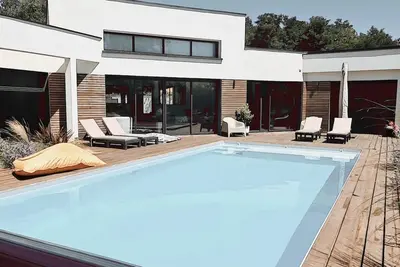 Image de Villa d’architecte avec piscine chauffée sans vis à vis