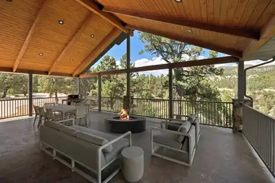 Image de Canyon-View Retreat Minutes from Zion with Hot Tub, Game Room & Chef’s Kitchen
