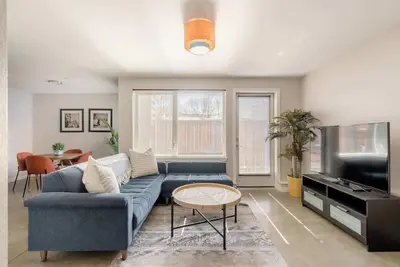 Image de Hip Area - Dining & Shops Nearby - 2br - Sleeps 4