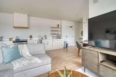 Image de Alberta Arts - 2br - Prime Spot - Modern Vibes