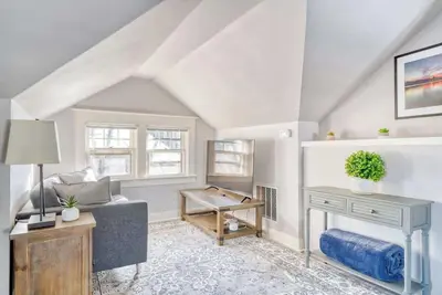 Image de 2br Upper unit - Sleeps 4 - Trendy Area - Walk Everywhere