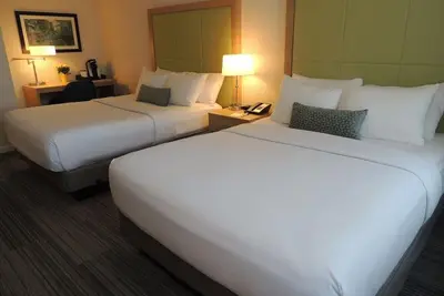 Image de Premium Two Queen Room, Longwood Inn, Dining, Near Medical Schools