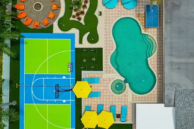 Image de Electric Tropicana! Pickleball, Mini Golf, Pool