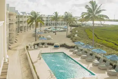 Image de 2 Units | Double Queen Oceanfront w/ Balcony, Scenic Cycling, Isla Bella