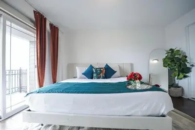 Image de Posh Urban Loft Living: Your Stylish Downtown Experience