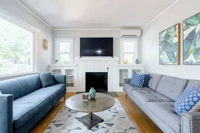 Image de Alberta Arts Haven - 4br - 8 Guests - Walk to Eats