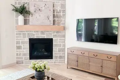 Image de New Build, Two Master Suite, Walk to Fish Creek