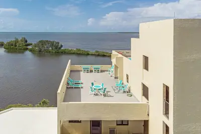 Image de Beautiful 1 bedroom waterfront condo with 800sf private rooftop terrace!