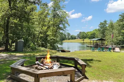 Image de Lake Access, Sleeps 5, Walking Distance to Hiking\/Biking Trails