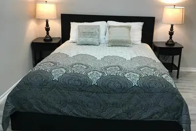 Image de Spacious 2br Basement Suite - Mins to Downtown