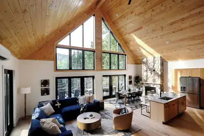 Image de New Chalet! Sleeps 16! HotTub, Xbox, Firepit, Pool Table & More!