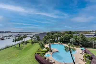 Image de Perrydise@ Pirates' Bay Top-Floor Studio with Panoramic Sound Views, Pools, Dock