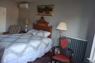 Image de Antique Retreat Private Apt  near downtown& arena, dining & activities