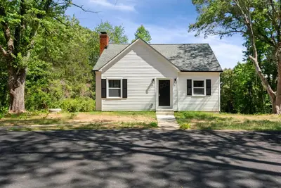 Image de Peaceful Hideaway in the Heart of It All!