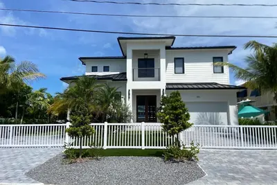 Image de Gorgeous newly constructed home in the exclusive neighborhood of Venetian Shores