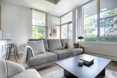 Image de Hip Edgewater 2br w/ Patio Deck, near Beach & Red Line, by Blueground