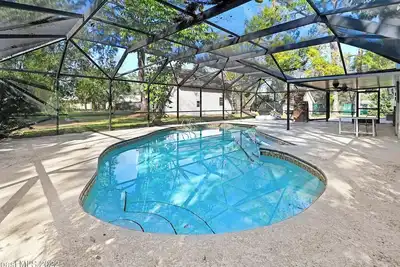 Image de 4 Bedroom Pool Home on large acre lot.