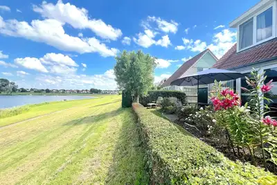 Image de Maison de vacances spacieuse au bord de l'eau