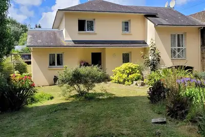 Image de Maison avec grand jardin, terrasse couverte et découverte, petite piscine