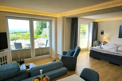 2-raum-ferienwohnung mit Meerblick und Balkon - Appartementhaus mit Meerblick und Balkon in