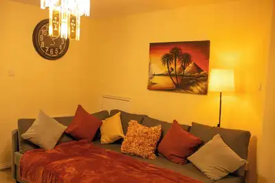 Image de 5 minutes to Castle Vale! Family-sized house with pool table