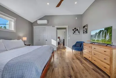 Image de Hilltop Townhouse-New!