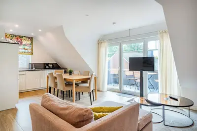 Image de Moderne Obergeschosswohnung am Hafen: Lichtdurchflutetes Wohnen mit Komfort