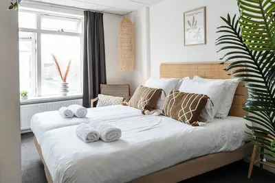 Découvrez le charme d’une petite chambre élégante au bord de la mer avec une ambiance Ibiza